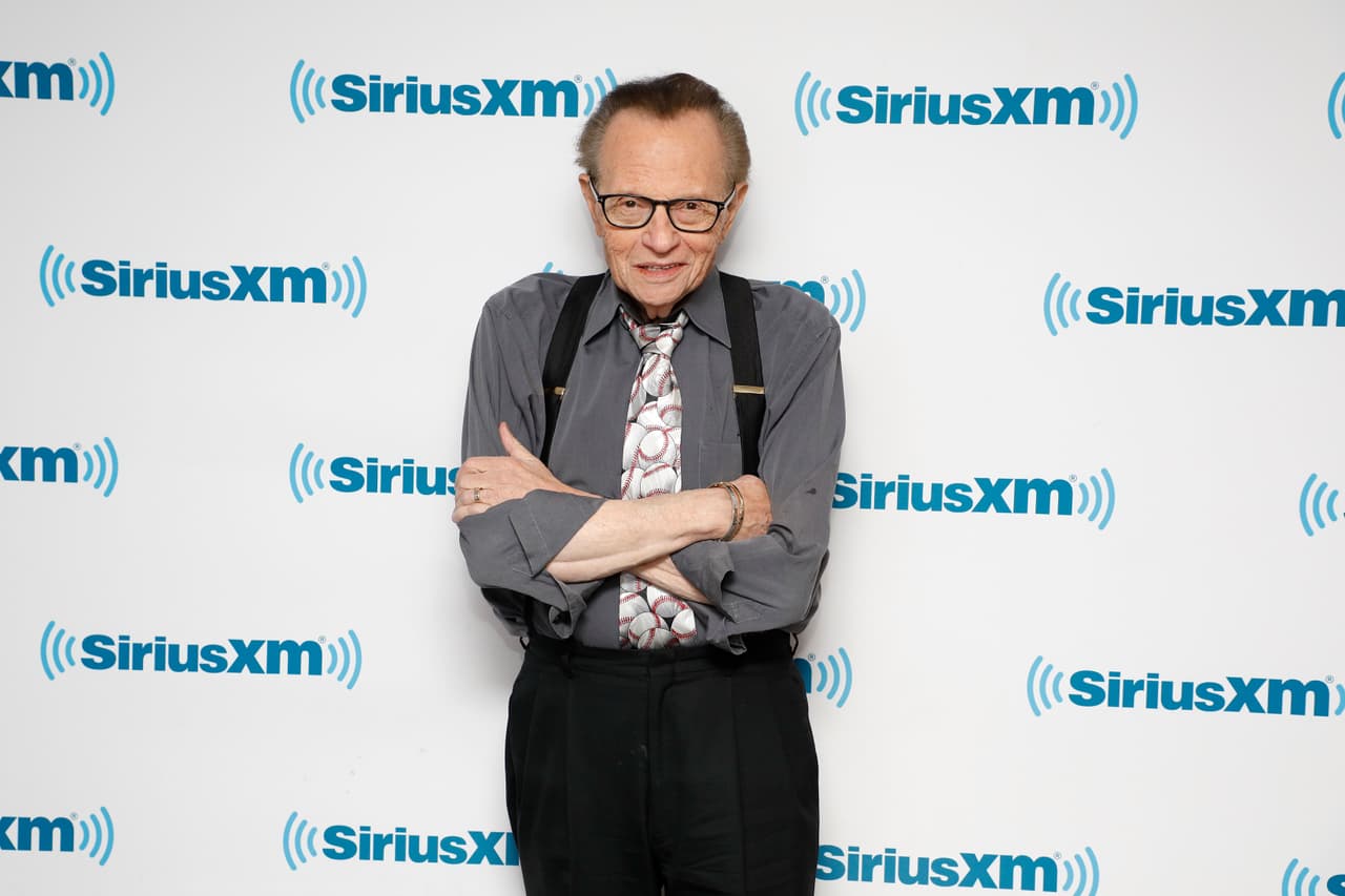 El 23 de enero, el legendario periodista y presentador 
<b>Larry King</b> perdió la vida a los 87 años, a causa de una sepsis derivada del coronavirus. 
<br>