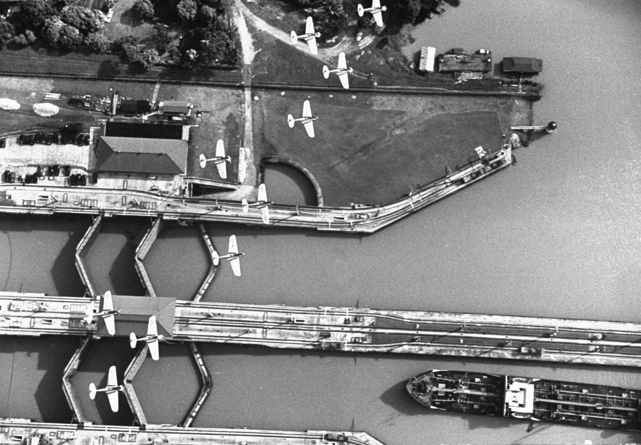 Aviones de guerra sobrevuelan la zona del canal. Para el ejército aliado el uso del canal de Panamá fue clave durante la segunda guerra mundial.