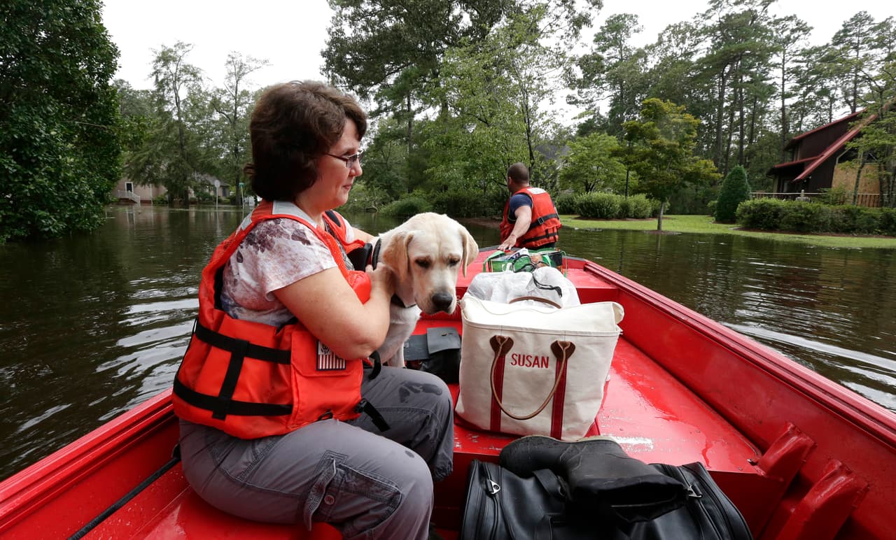 Una mujer y su mascota fueron asistidos por miembros de la Guardia Costera en Lumberton, unas 75 millas al noroeste de Wilmington.