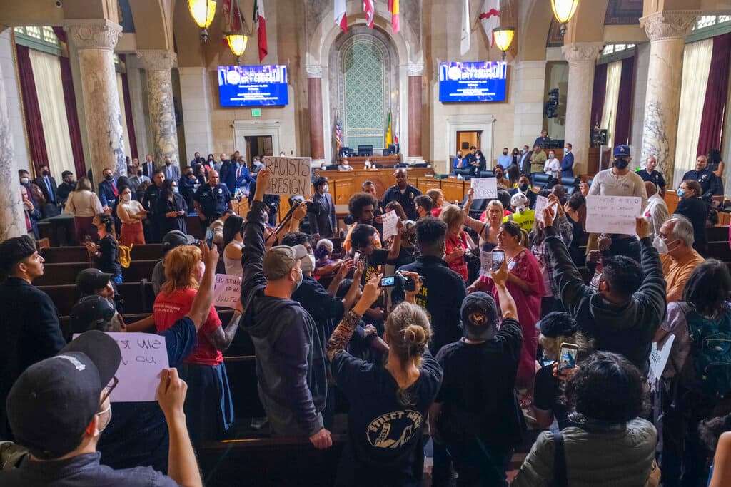 Un día después, el miércoles, Nury Martínez, renunció a su puesto como representante del Distrito 6 en el Concejo de Los Ángeles. "Con el corazón roto, renuncio a mi puesto en el Distrito 6 del Concejo, la comunidad en la que crecí y mi hogar", dijo Martínez en un comunicado.