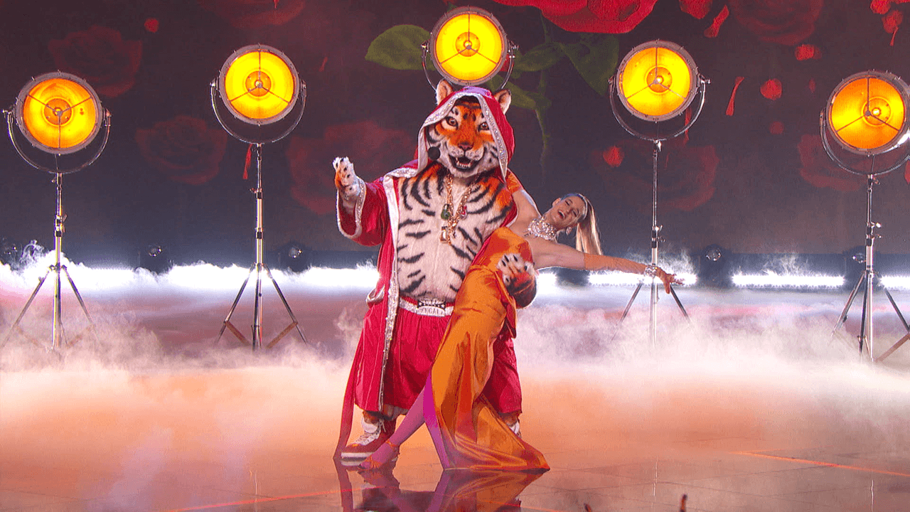 Kid Bengala presentó un programa de ejercicio, que estuvo repleto de pistas para que los investigadores saquen conclusiones sobre su posible identidad. 
<br>
<br>Posteriormente, subió al escenario para interpretar ‘Chica de Humo’.