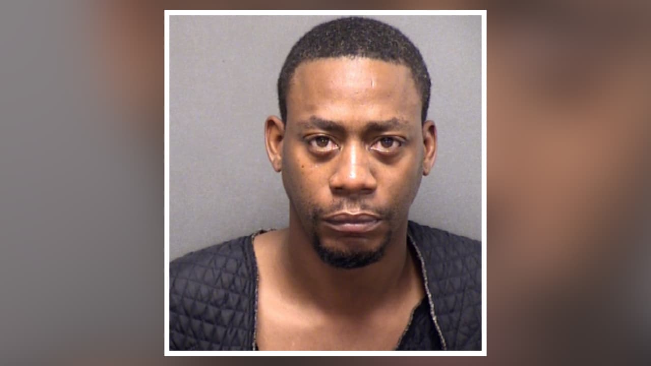 Decepcionado por sus regalos navideños, un hombre saca un arma, dispara y amenaza de muerte a su pareja