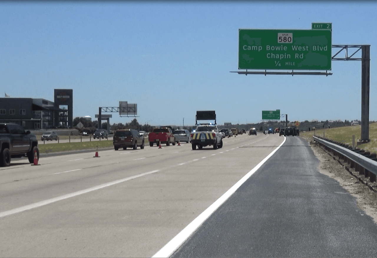 Oficial de la policía de Fort Worth es arrollado por un sospechoso mientras realizaba una parada de tránsito