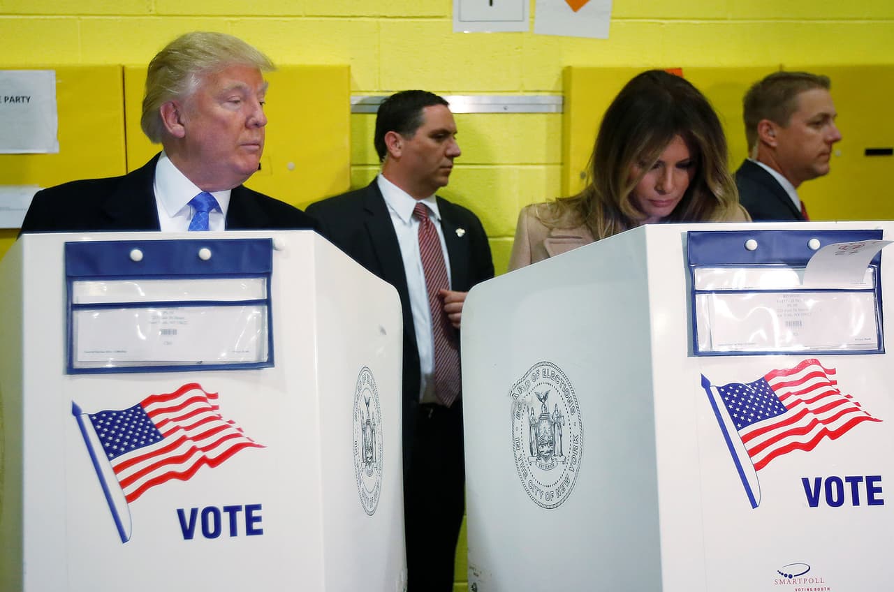 <b>El voto no secreto. </b>El candidato por el Partido Republicano Donald Trump y su esposa Melania, durante las elecciones presidenciales de Estados Unidos. 8 de noviembre de 2016.