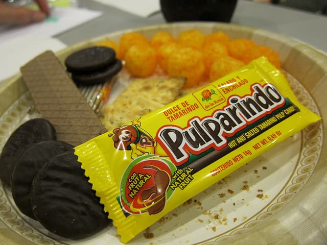 <b>Pulparindo. </b>Un dulce a base de tamarindo y chile, espolvoreado con azúcar glas. En tiempos recientes la marca redujo su tamaño adecuándose a las nuevas normas mexicanas para combatir la obesidad infantil, aunque los niños (y adultos) simplemente han optado por comer más de uno. Foto:
<b><a href="https://www.flickr.com/photos/jhritz/">John Hritz</a> / Flickr.</b>
