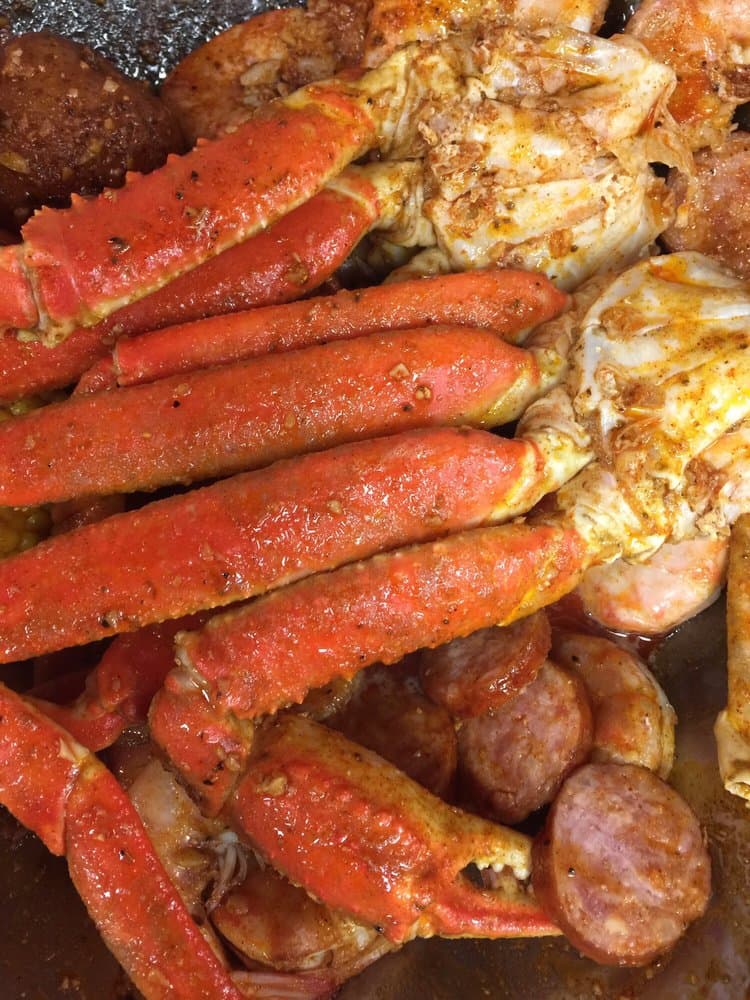 <b>Cary Crab House </b>
<br>Dirección: 220 Crossroads Blvd Ste 2460. Cary, NC. 27518
<br>Teléfono: (919) 925-0401
<br>Sitio web: 
<a href="https://www.carycrabhousenc.com/">https://www.carycrabhousenc.com/</a> 
<br>
<b><a href="https://www.yelp.com/map/cary-crab-house-cary">Cómo llegar</a></b>
<br>
<br>En su página web, se promocionan así: “Somos un restaurante local que ofrece varias opciones de menú al estilo cajún de Nueva Orleans para chuparse los dedos en una ubicación conveniente. No importa qué tipo de mariscos estés buscando, encontrarás exactamente lo que buscas para comer con nosotros”.