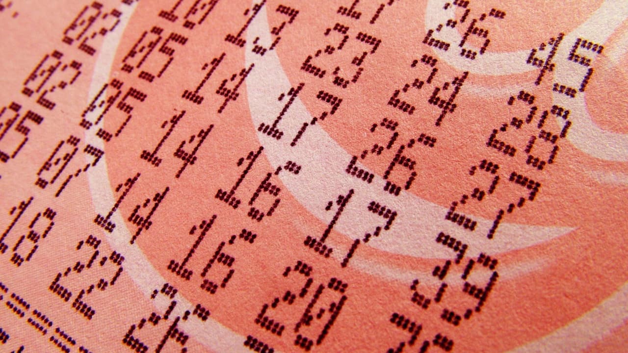 <h3 class="cms-H3-H3">¿Por qué este aumento? </h3>
<br>Joshua Johnston, director
<a href="https://www.megamillions.com/" target="_blank">del consorcio de Mega Millions</a>, explicó que 
<b>el objetivo es hacer el juego más atractivo tanto para los jugadores habituales como para los nuevos</b>. “Esperamos ver 
<b>más premios de mil millones de dólares que nunca antes</b>, lo que significa más multimillonarios y muchos más millonarios a medida que los botes sigan creciendo”, afirmó Johnston.