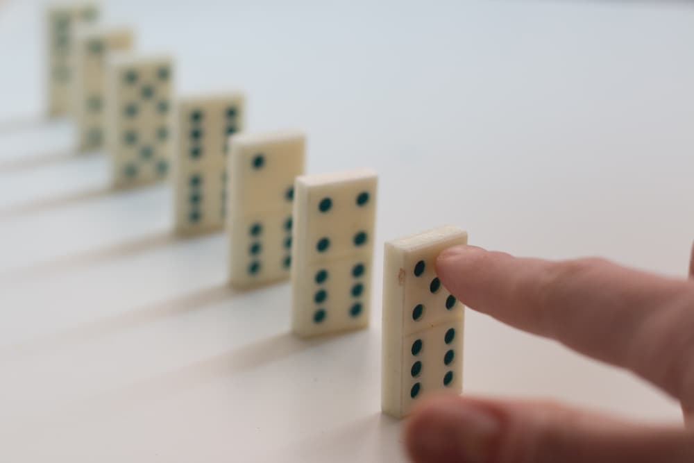 Puesto de una forma sencilla todo en el universo se puede reducir a dos grandes leyes: causa y efecto. Toda causa tiene un efecto y todo efecto una causa, así de simple. Las fases de la Luna vienen a ser causas de efectos, y uno de ellos tiene que ver con la toma de decisiones.