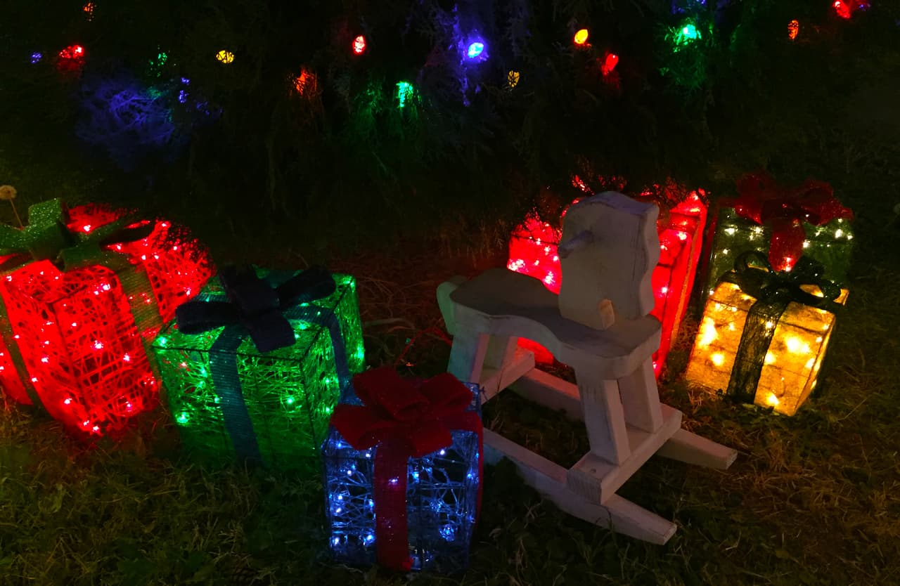 Más de un centenar de familias de la localidad se suman a este colorido evento y decoran sus casas con diferentes motivos.
