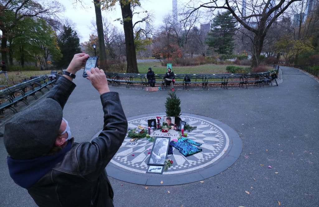 Mientras los amantes de la música no quedan decepcionados. John Lenon es recordado en el mosaico Imagine, en Strawberry Fields, el cual es muy visitado.