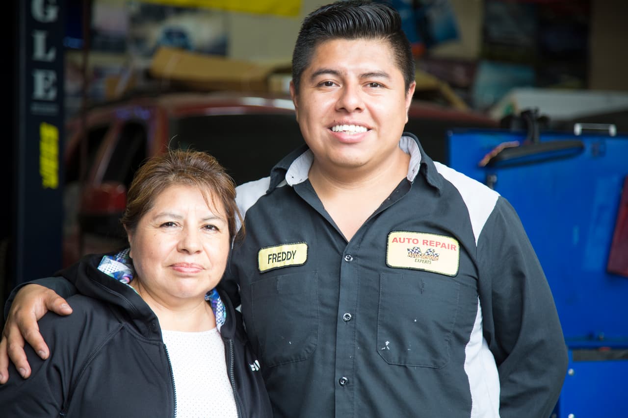 Freddy Avan, de 28 años, vino a Estados Unidos en compañía de su madre Tommy Salinas hace 10 años. El joven emprendedor reconoce que sus logros se los debe a su mamá, quien trabajo duro para ofrecerle una educación. "Soy lo que soy gracias a ella", dijo.