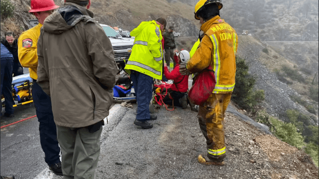 Tras grandes esfuerzos, vientos y lluvia, rescatistas pusieron a salvo al padre y su hijo, que ahora se recuperan.