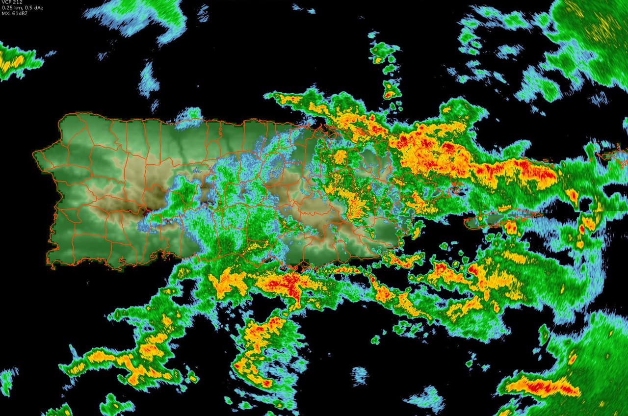 Inundaciones, cortes de carreteras y miles sin luz por paso de onda tropical por Puerto Rico