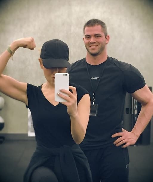 Otra sexy belleza que presume al máximo sus músculos es Thalía, quien está muy concentrada en trabajar su figura.