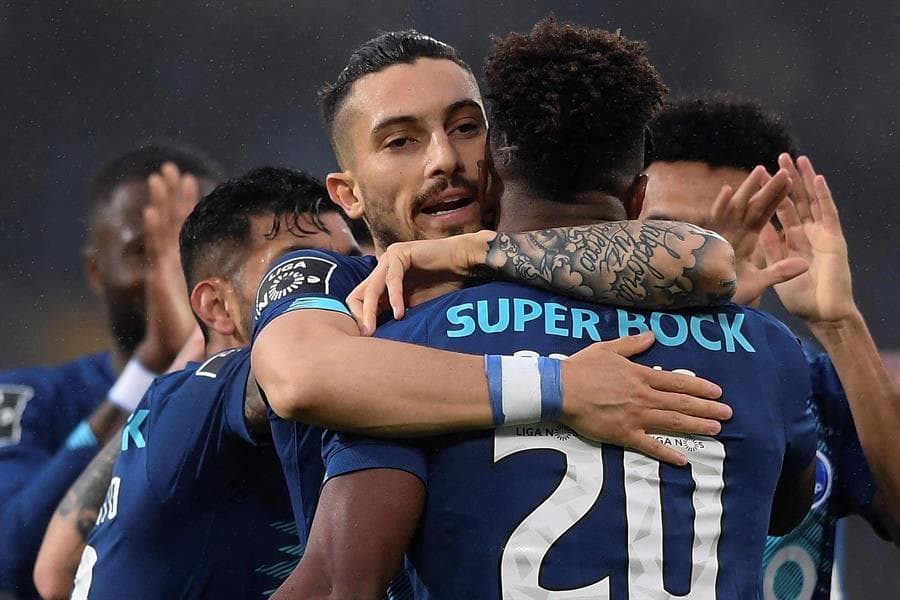 El jugador del Porto, al anotar el gol, corrio hacia de donde provenían los gritos y festejó señalando el color de su piel y haciendo gestos.