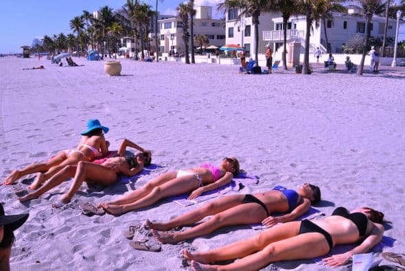 Las chicas de Nuestra Belleza Latina se escaparon a la playa y deleitaron a los caballeros con sus espectaculares curvas latinas.