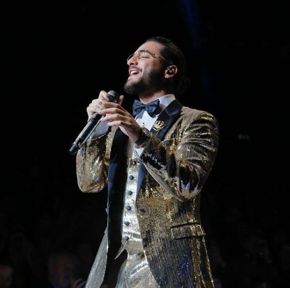 El cantante lució un traje de lentejuelas doradas y aplicaciones en negro en su aparición en esta pasarela en la que coronaron como ángeles de la marca a diferentes estrellas de internet y celebridades millenial.