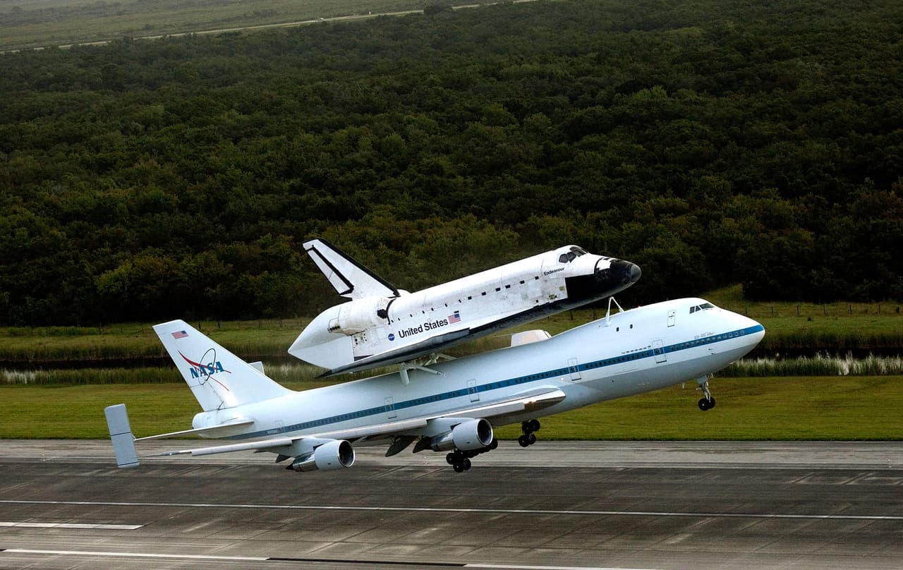 Un 747 adaptado especialmente para cargar al transbordador Endeavour de NASA, en Cabo Cañaveral, Florida, en 2012.
<br>
<br>La crisis del coronavirus ha acelerado la retirada de los aviones gigantes, que transportan muchos más pasajeros de los que están dispuestos a volar en estos días y consumen mucho más combustible que otros modelos.