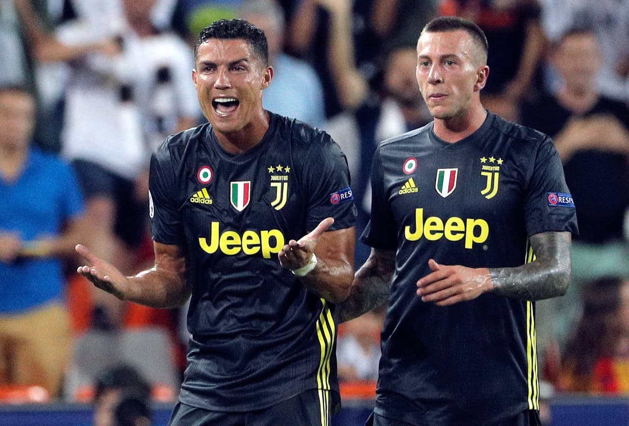 Al minuto 29, después de varias llegadas de la Vecchia Signora, Cristiano tuvo un encontronazo con el colombiano Jeison Murillo en el área.