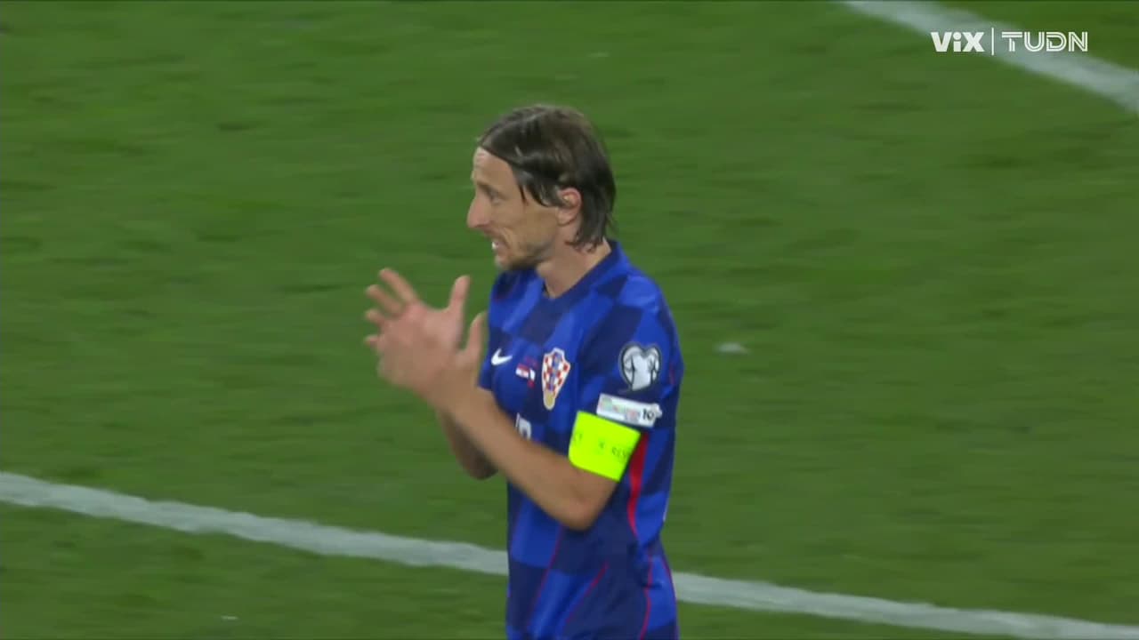 Buen intento de Modric que pasa cerca de la portería