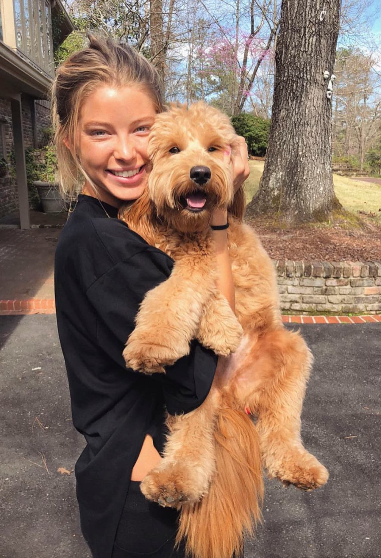 La joven modelo parece ser una gran amante de los perros y su mascota 'Charle' tiene una adorable cuenta en
<b> <a href="https://www.instagram.com/charlie_champthepup/?hl=en">Instagram</a></b>.