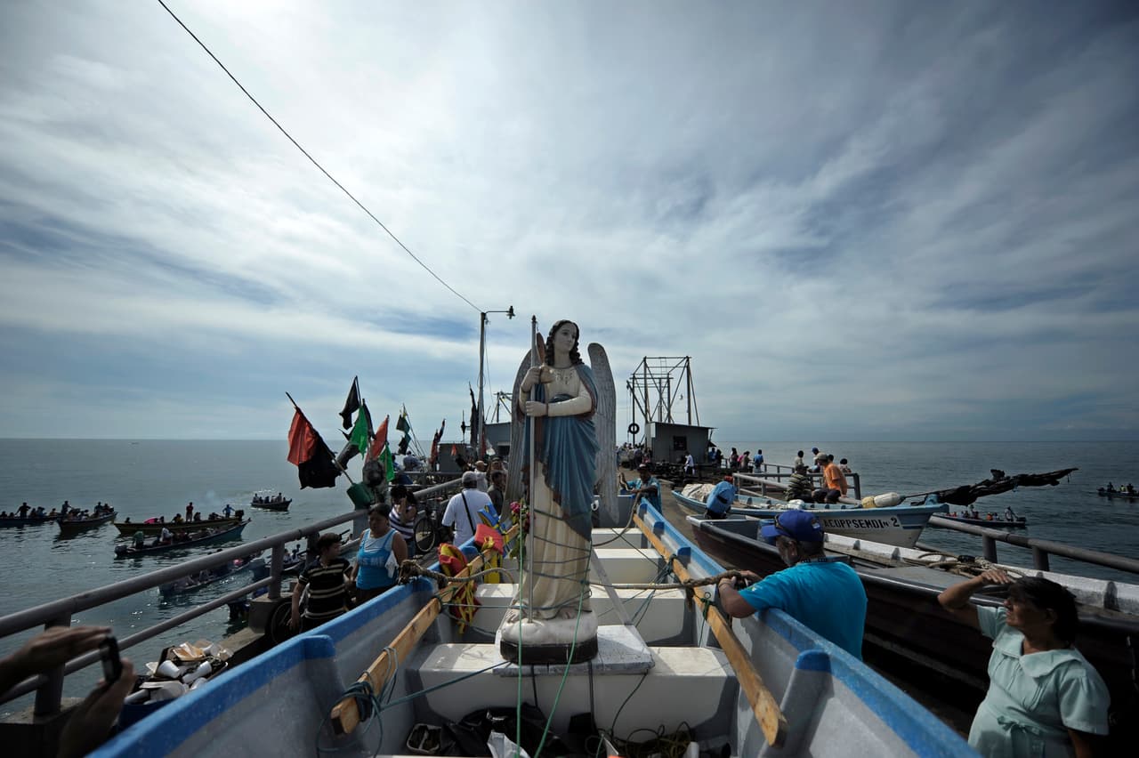 Como el patrono de los viajeros, las personas que viajan frecuentemente también le piden a Rafael asegurar un trayecto sin problemas. Orarle al arcángel puede ayudar a que combine sus talentos curativos y de viaje para asegurarse que la persona o quien pidamos en oración esté bien antes y durante su viaje, como algún trayecto, procesión o vacaciones.