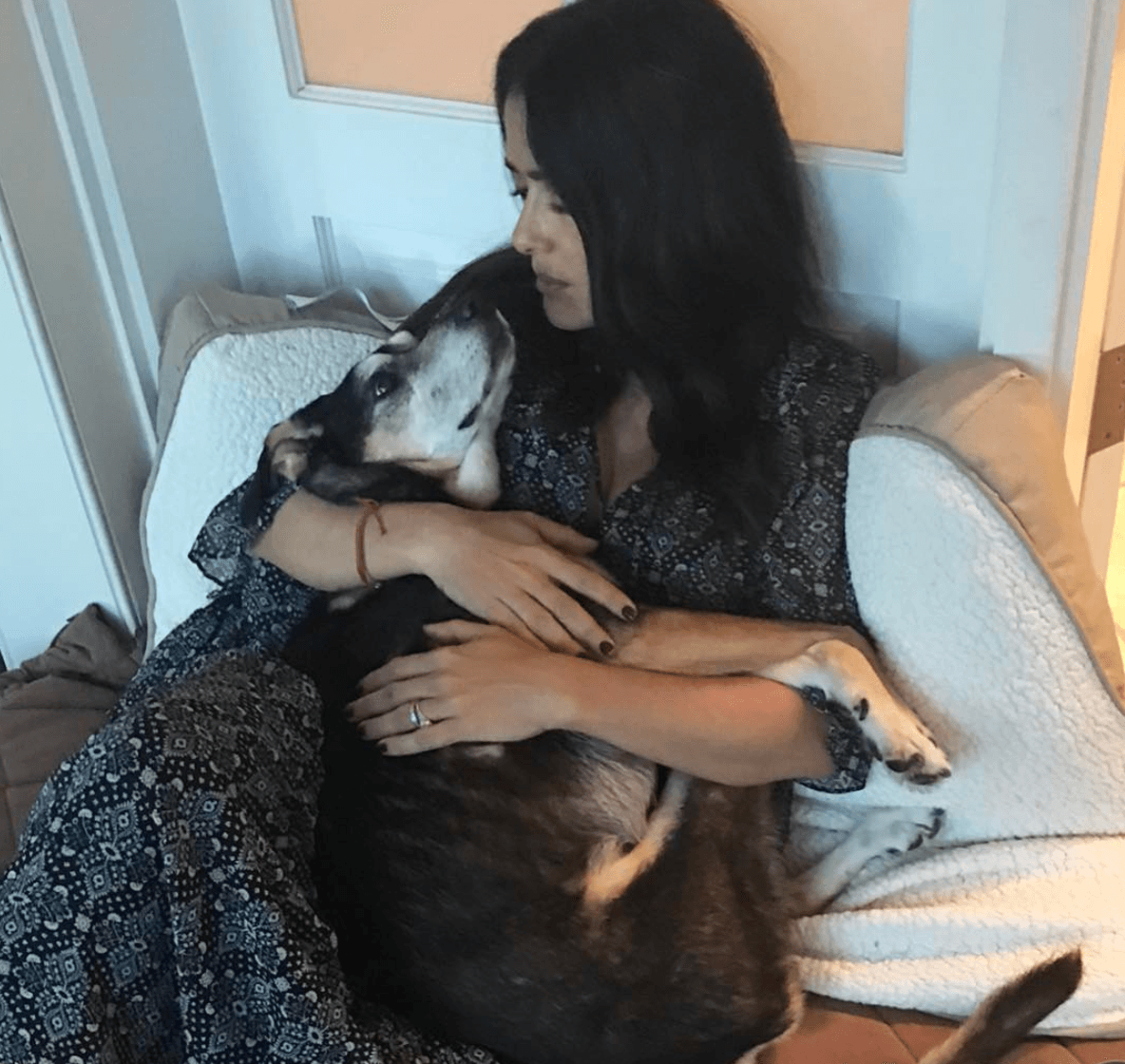 "Con el corazón lleno de amor y dolor le dije adiós a mi Lupe. Le estoy muy agradecida por enriquecer mi vida con su grandioso espíritu por 18 años. No tengo palabras, ni lágrimas que describan lo que ella fue para mí", confesó Salma Hayek el pasado 17 de enero.