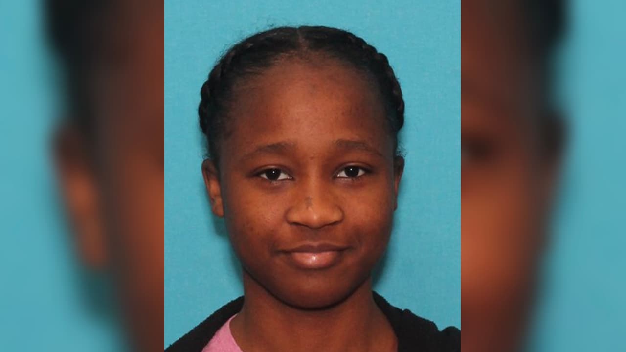 Lashay Yvette Fontenot, de 18 años. Mide 5 pies 2 pulgadas, pesa 103 libras, tiene ojos cafés y cabello negro. Enfrenta cargos de robo y lesiones. Última ubicación conocida: Houston, Texas.