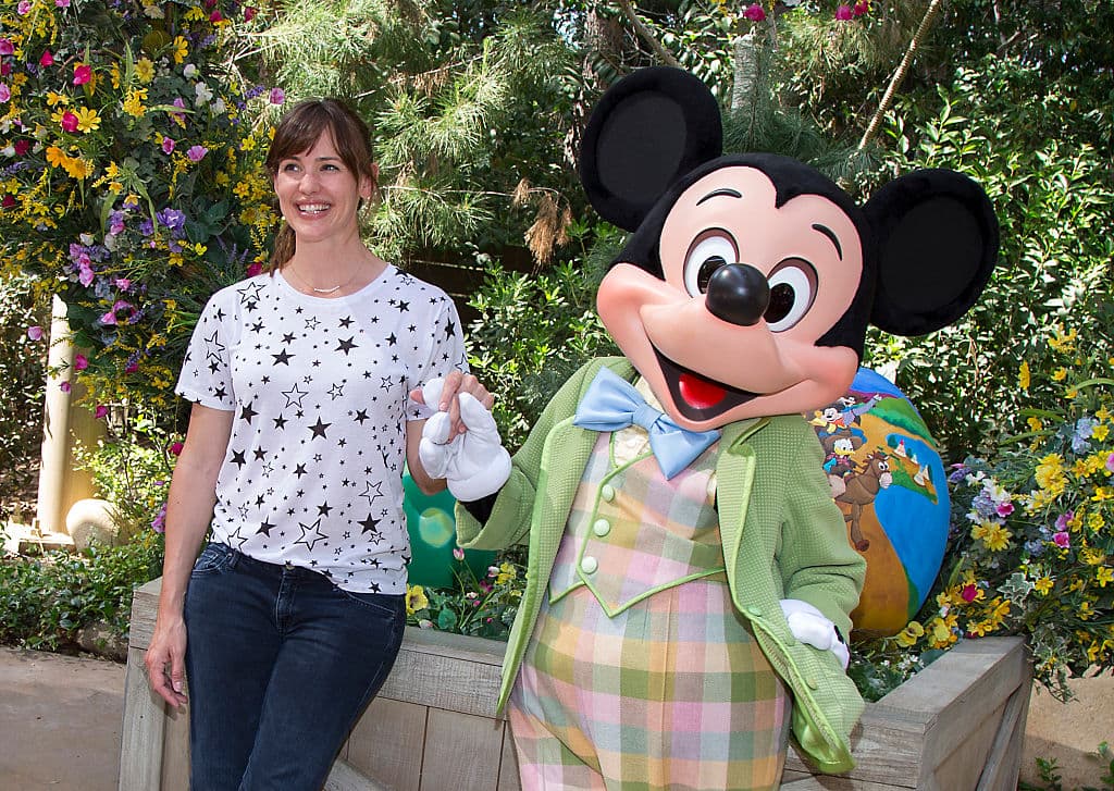 Jennifer Garner no oculta su felicidad posando con Mickey Mouse.