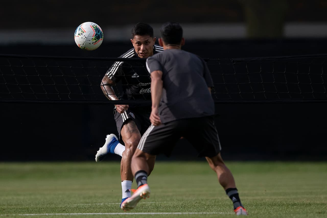 Integrantes y cuerpo técnico de la Selección Mexicana de fútbol no perdieron el tiempo y luego de su llegada a la ciudad de Chicago, se pusieron a entrenar en las instalaciones de la Universidad de Illinois. El entrenador Gerardo 'Tata' Martino dirigió la práctica para iniciar con la preparación en ruta al importante duelo por la Final de la Copa Oro ante Estados Unidos.