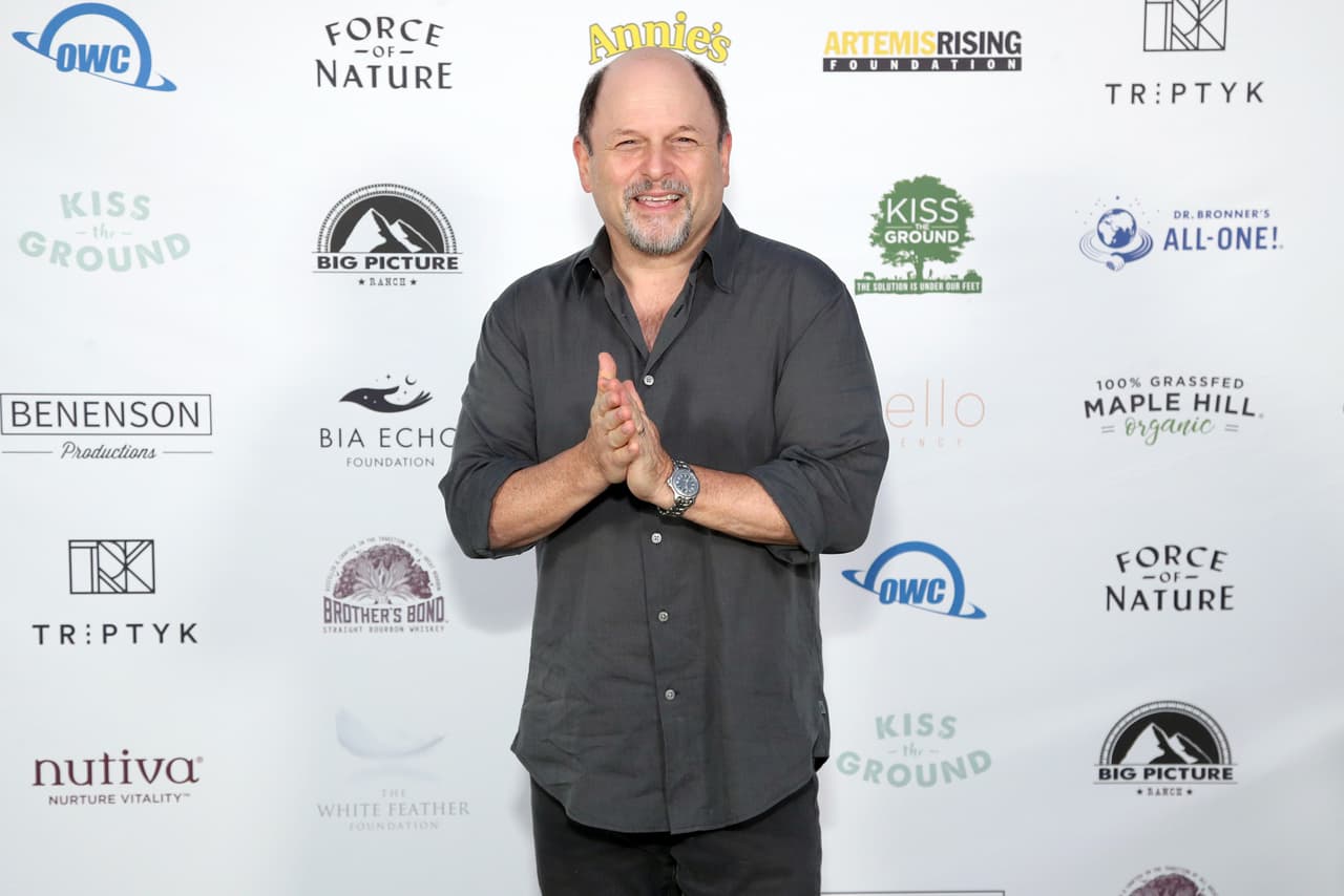 Jason Alexander ha hecho múltiples obras de teatro y diversas series de televisión, como ‘ Malcolm el de en medio’, ‘Criminal Minds’ y ‘Everybody Hates Chris’. Más recientemente ha participado en otras producciones como ‘Wild Card’ y ‘Young Sheldon’.
<br>