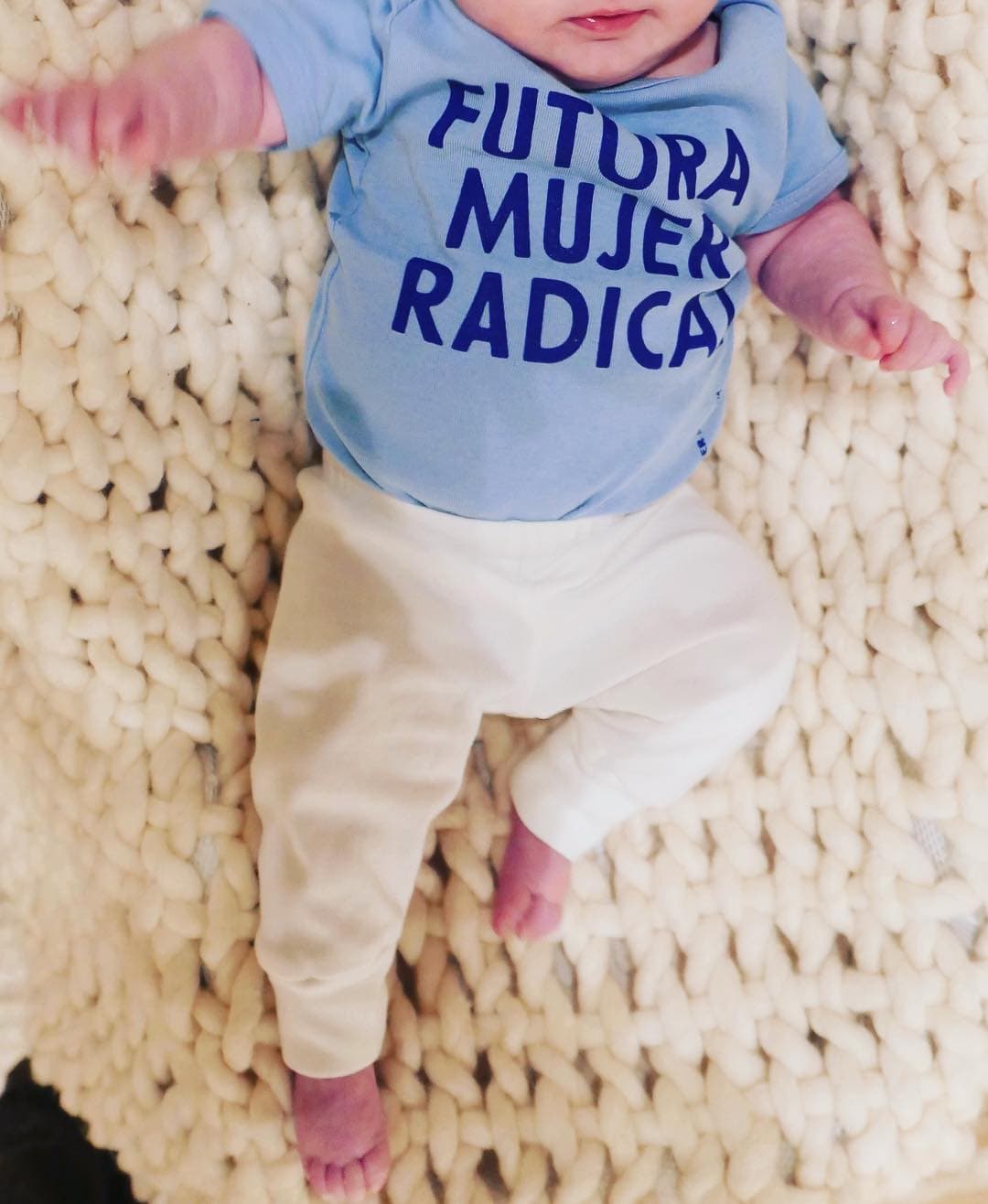 Anteriormente, Ricky Martin había compartido fotografías de Lucía, sin embargo, la imagen es inédita debido a que aparece de cuerpo entero a diferencia del pasado, cuando la había mostrado parcialmente.