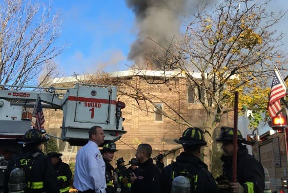 Bombero resulta herido en un incendio en Chinatown