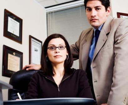 Abogado virtual. Los humanos han llevado su vida personal al Internet y las consecuencias empiezan a manifestarse. Los conflictos de privacidad, honor, propiedad intelectual generados en la red exigirán la intervención de estos nuevos abogados especializados. De hecho esta profesión, ahora mismo, comienza a ser muy exitosa. Fecha prevista: 2010 Posibles estudios: derecho.