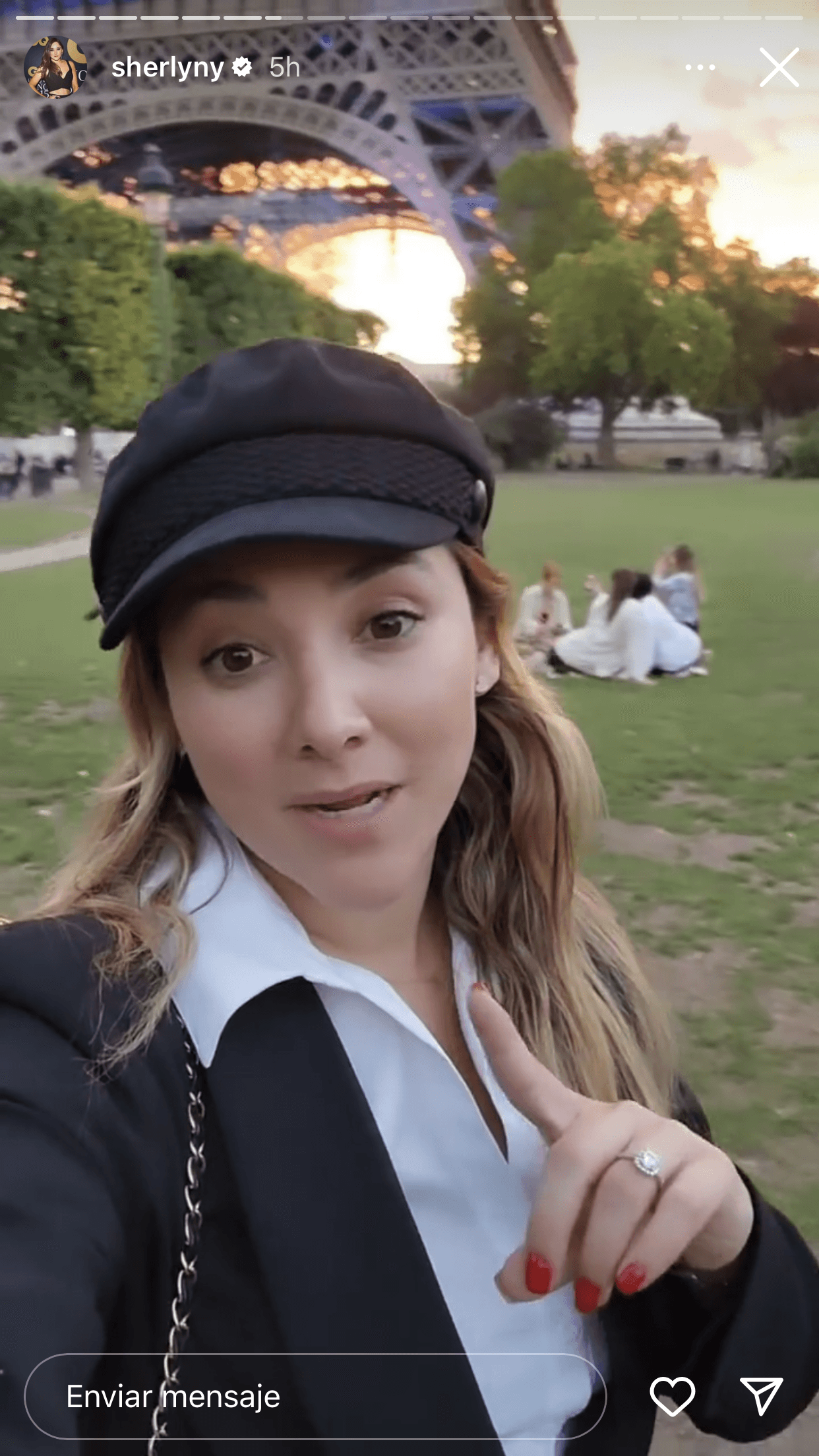 A través de varios clips, la actriz hizo ademanes con los que dejó ver el anillo varias veces.
<br>