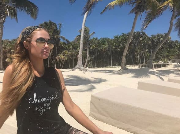 Paris Hilton con su novio en Tulum, México