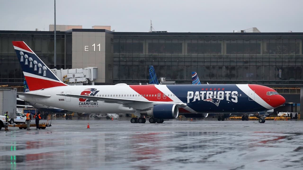 Cavaliers de la U. de Virginia viajan en avión de los New England Patriots a funerales de jugadores asesinados