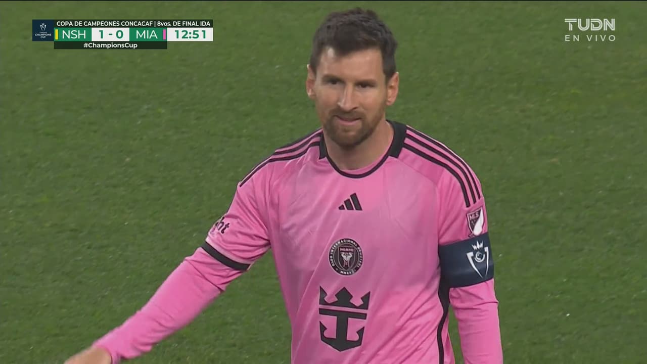 ¡Messi dice presente con disparo al arco!