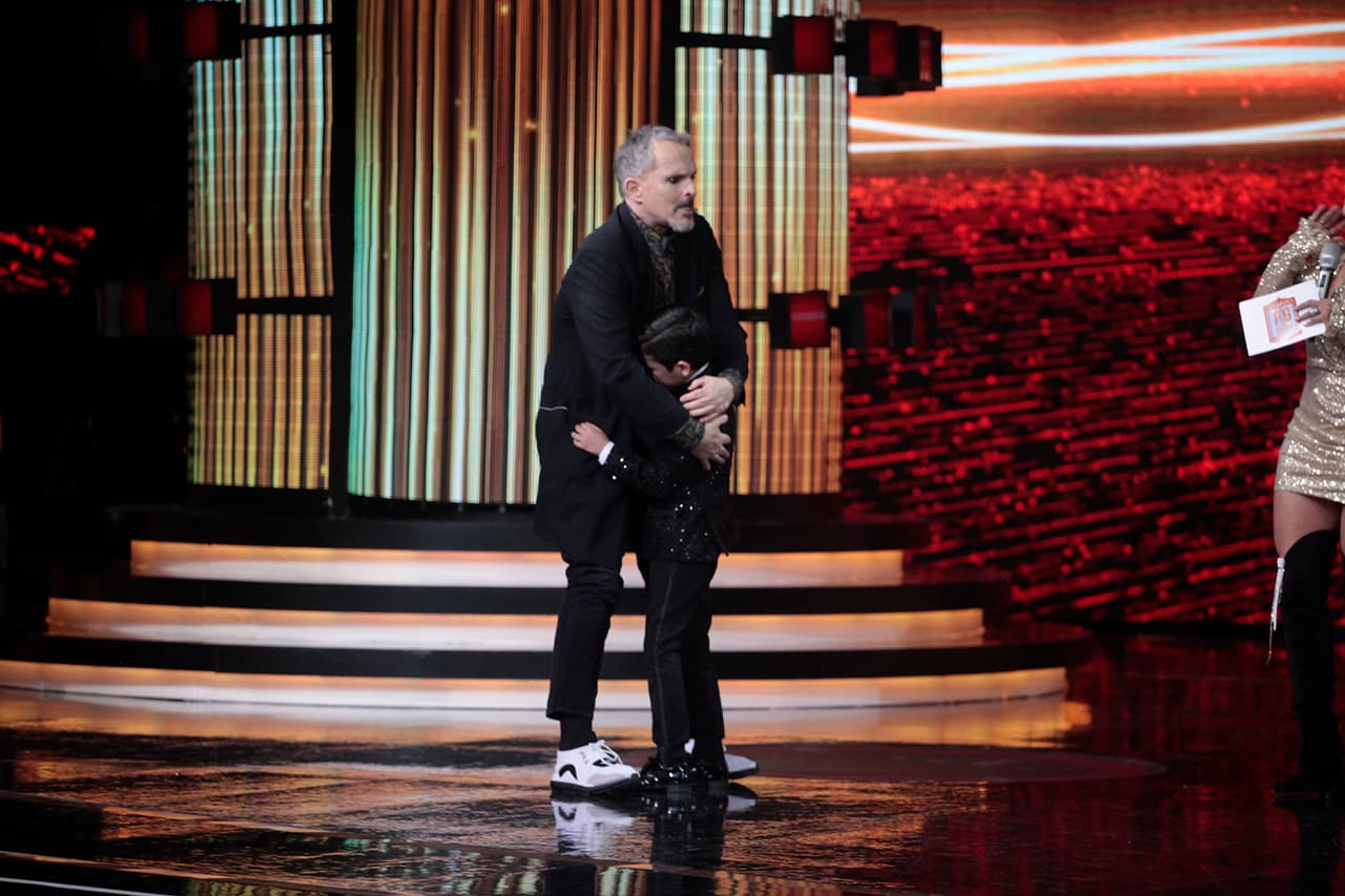 Tras entender que había ocurido un problema de comunicación entre la orquesta y el cantante, Miguel Bosé no dudó en acercarse al originario de Sinaloa, para consolarlo y poner orden con los músicos.
