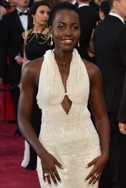 El hermoso vestido blanco hizo lucir espectacular a Lupita.