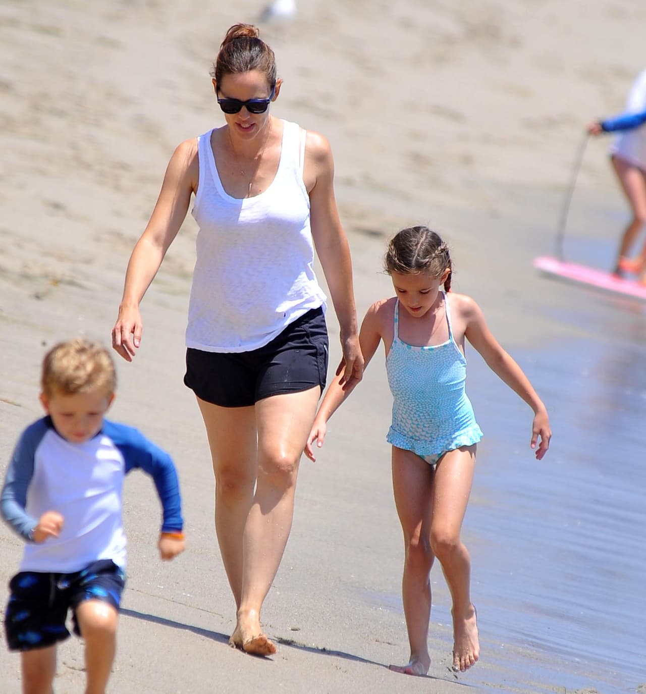 Jen lleva a sus pequeños a la playa.