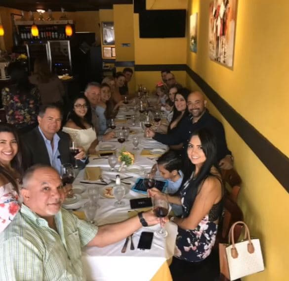 Para conmemorar la boda civil, la esposa de Juan Estefan también compartió un mensaje en su perfil de Instagram, mismo que acompañó con un videoclip de fotografías de este día especial para la pareja.