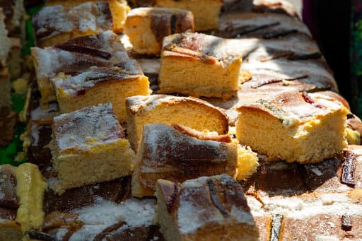 En el centro histórico de la Ciudad de México se acostumbra partir una rosca de Reyes gigante cada 5 de enero. Al interior del pan se encuentran pequeñas figuras del niño Jesús y es tradición que al que le toque el niño invite a una cena con tamales el 2 de febrero.