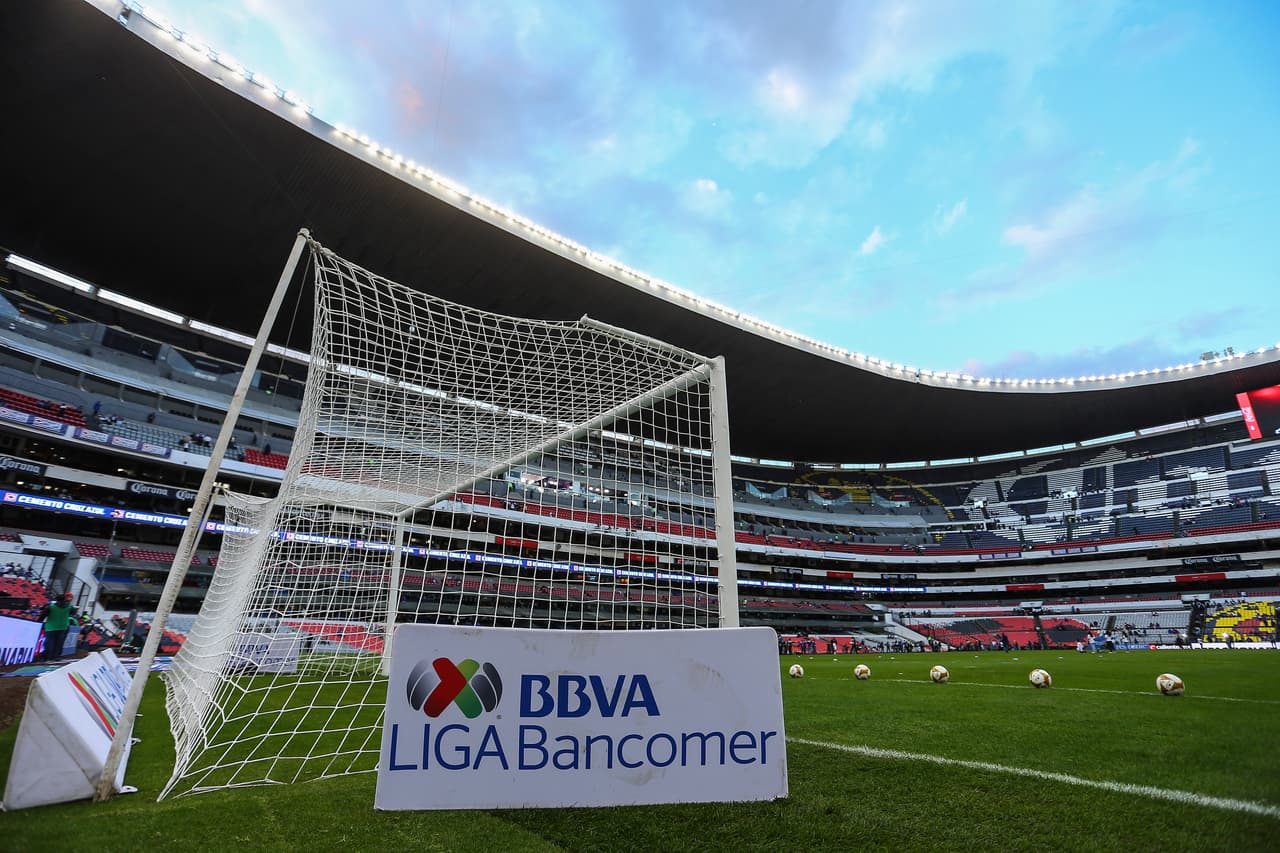 En muy buenas conidiciones lucía el terreno de juego después de las problemáticas con el césped hace algunas semanas.