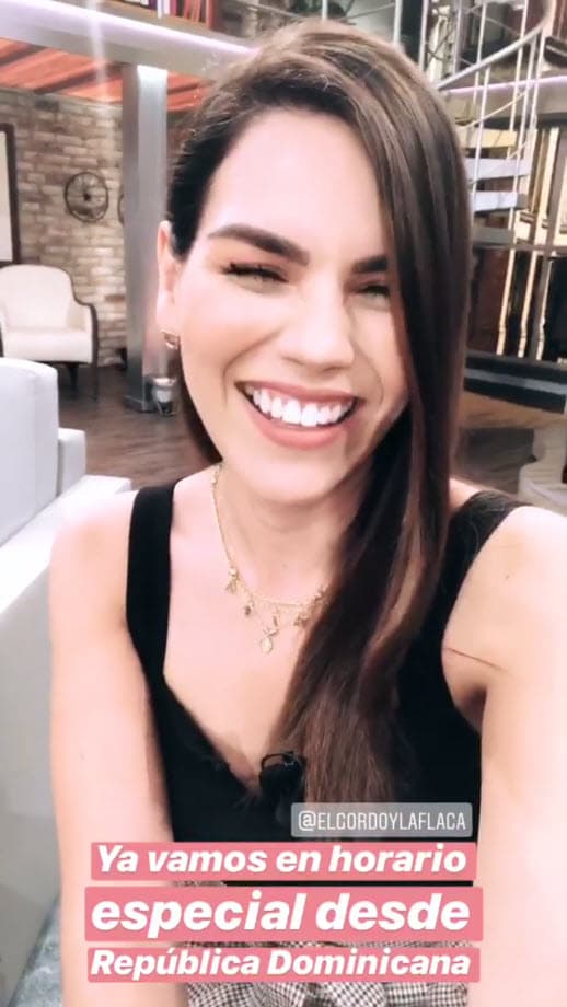 Pero todo se trató de una broma, pues después dijo la verdadera razón: "Bueno, ya en serio les voy a decir cómo funciona esto. Literal sí, yo me quedé en el estudio por si tienen algún problema con la señal o algo, como están en República Dominicana o están en una locación, entonces yo me quedó aquí y si pasa algo entro al rescate".
<br>