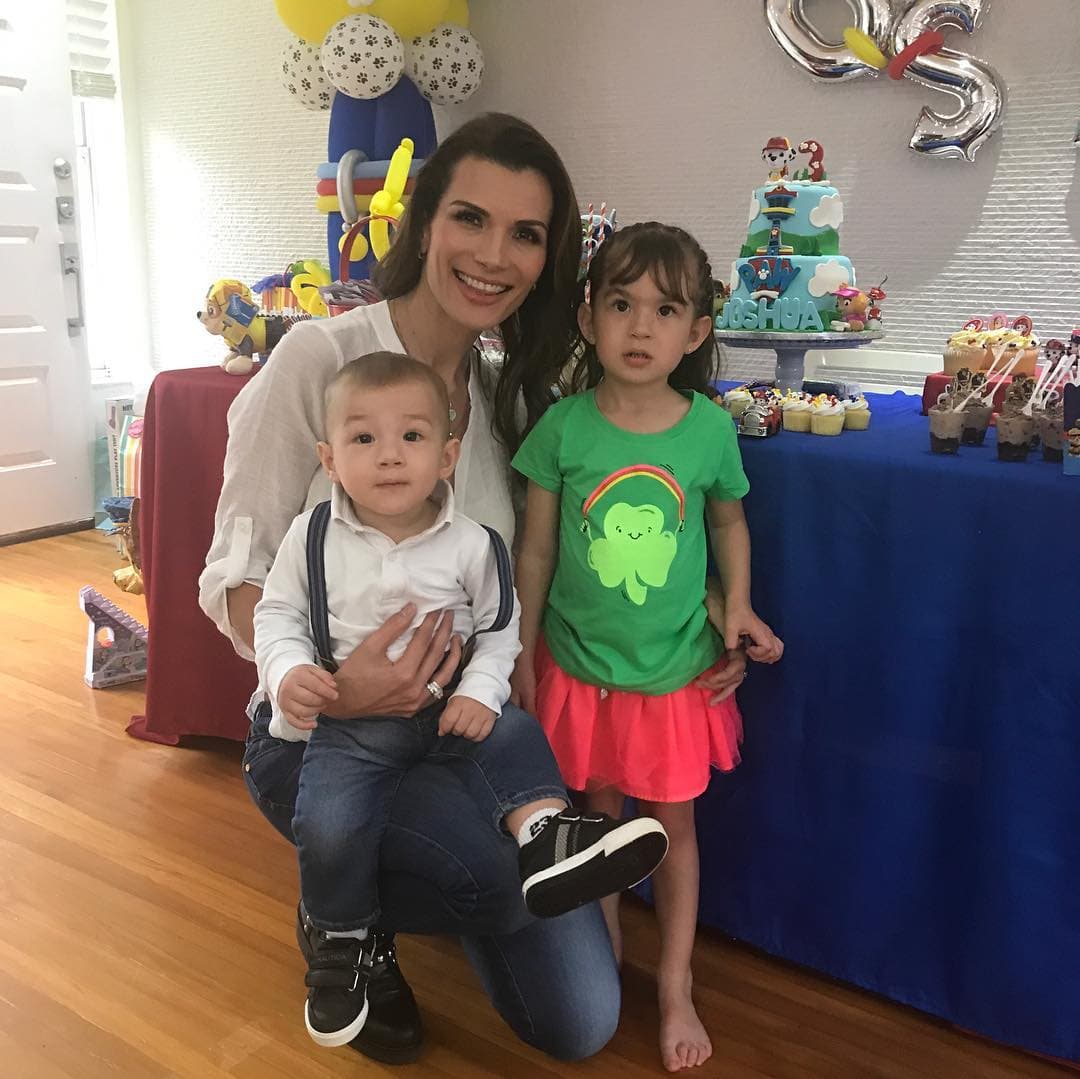 Ahora, también Liam disfruta de las fiestas de infantiles con su hermanita Michelle, quien es su guía en las nuevas exploraciones.