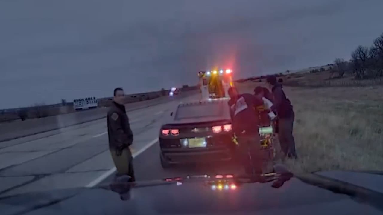 Mujer da a luz a en medio de una autopista con la ayuda de un agente