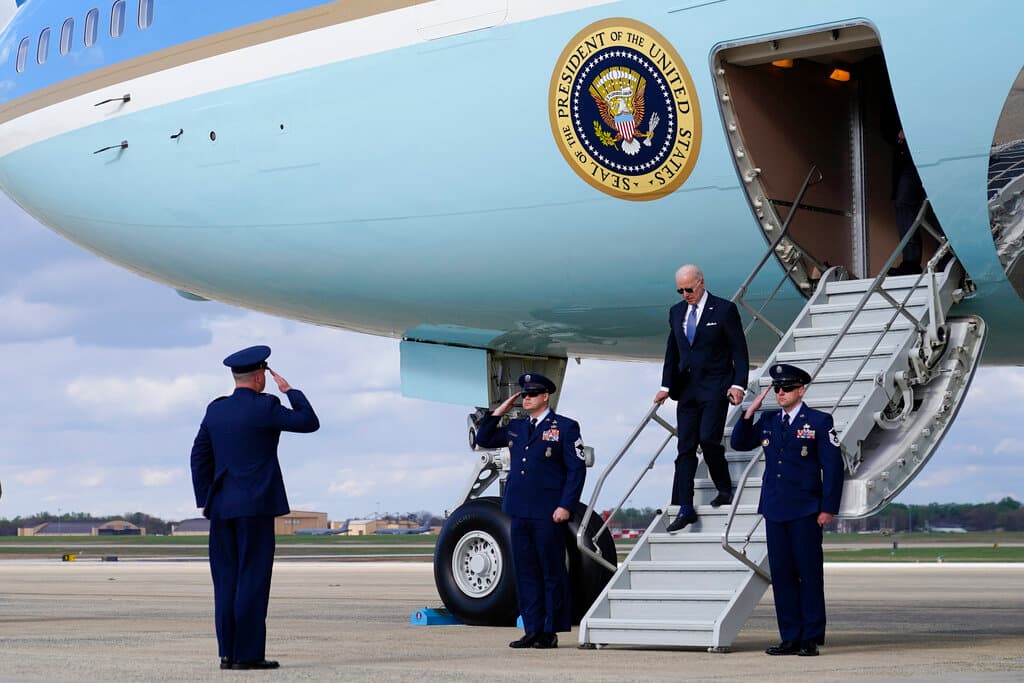 Actualmente, Boeing está modificando dos aviones Boeing 747-800 que llevarán el indicativo Air Force One cuando el presidente esté a bordo para reemplazar la flota existente de dos aviones Boeing 747-200 antiguos.
<br>
<br>Trump, en 2018, ordenó que los nuevos aviones jumbo cambiaran el icónico diseño azul huevo y blanco de la era Kennedy por un azul marino más profundo y una raya de rojo oscuro.
<br>