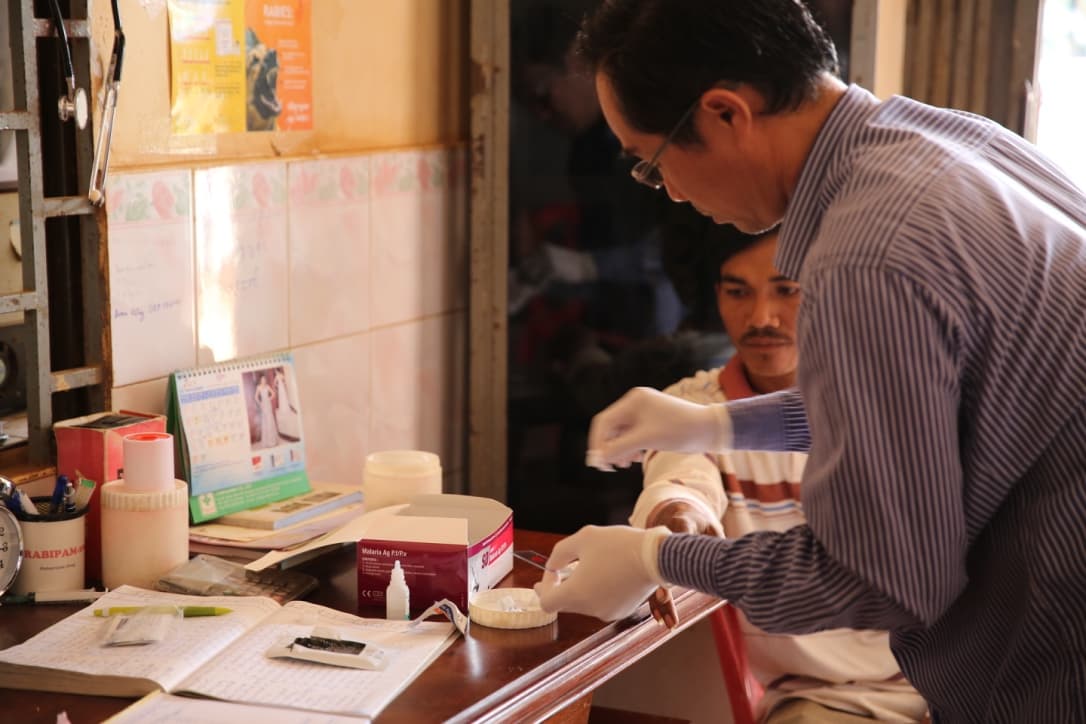 In this small house that serves as a clinic (located about two hours from Phnom Penh, the capital of Cambodia) they see far fewer cases of malaria than they used to. But if they suspect a patient has the disease, they perform a diagnostic test.