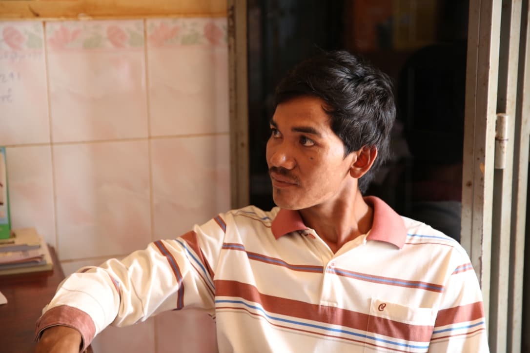 His name is Po Them, he’s 29 years old and works in a plantation. His brother brought him to this clinic, located in a rural area of Cambodia. The reason? Po Them started showing the same symptoms that he’d suffered when he was diagnosed with malaria a month earlier.